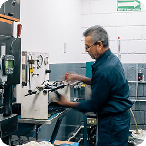 Personal haciendo reparación