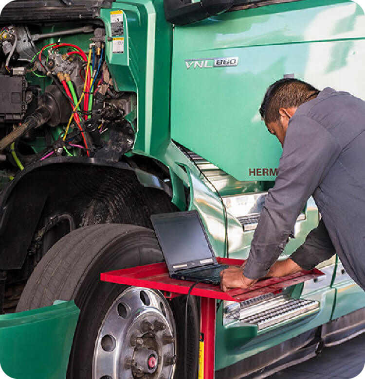 Personal haciendo diagnostico por computadora
